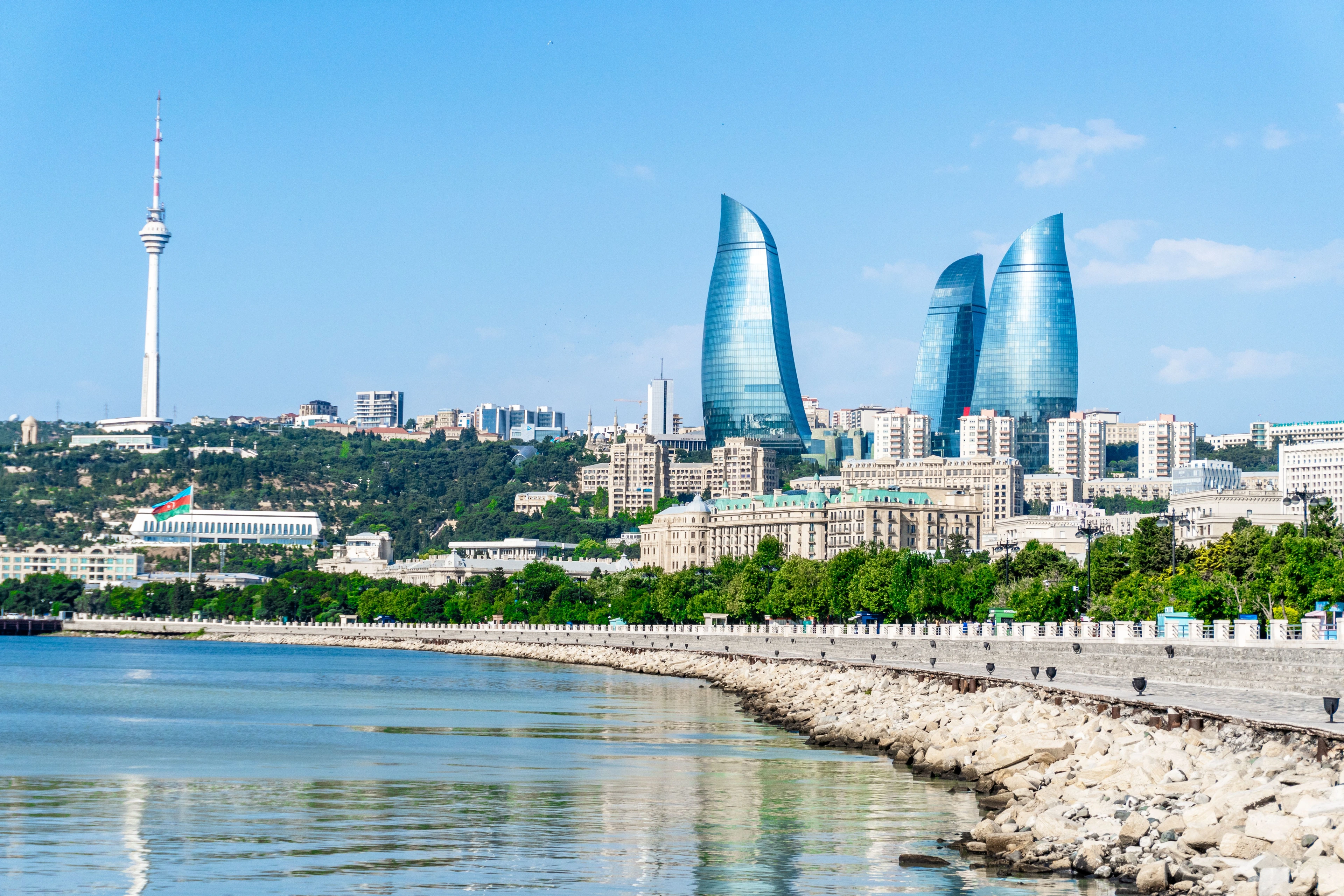 Дневная панорама Баку и Пламенные башни